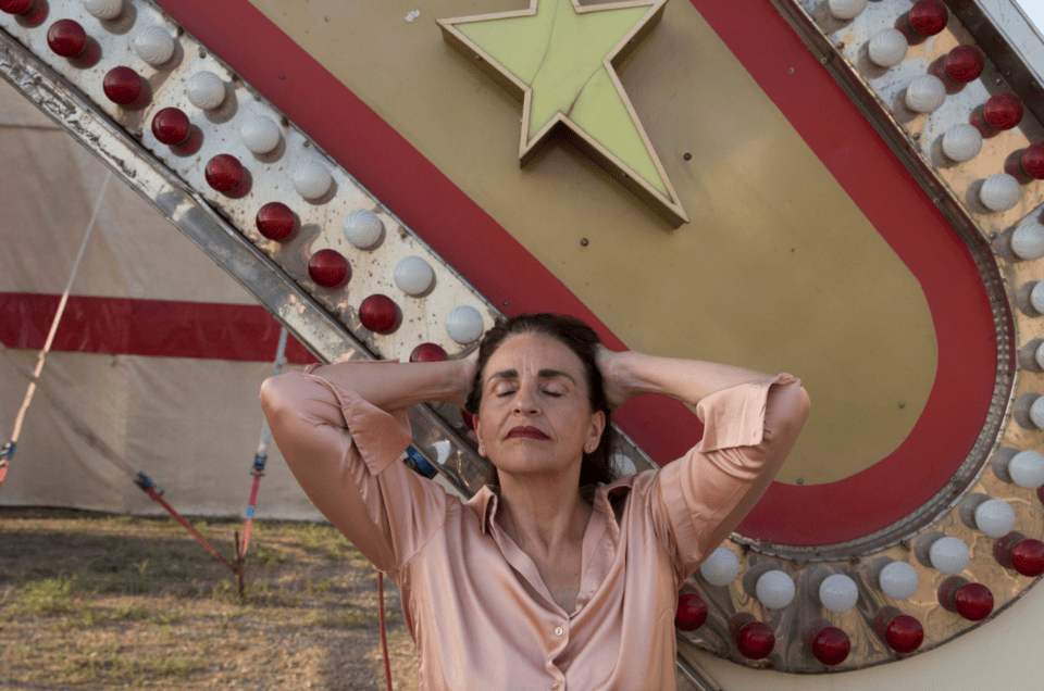 MISS LALA AL CIRCO FERNANDO<br>IN A ROOM